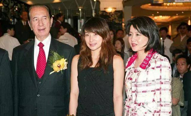 "阔太"梁安琪;两个相差42岁的老少恋,凭什么被赌王独宠30余年_女人