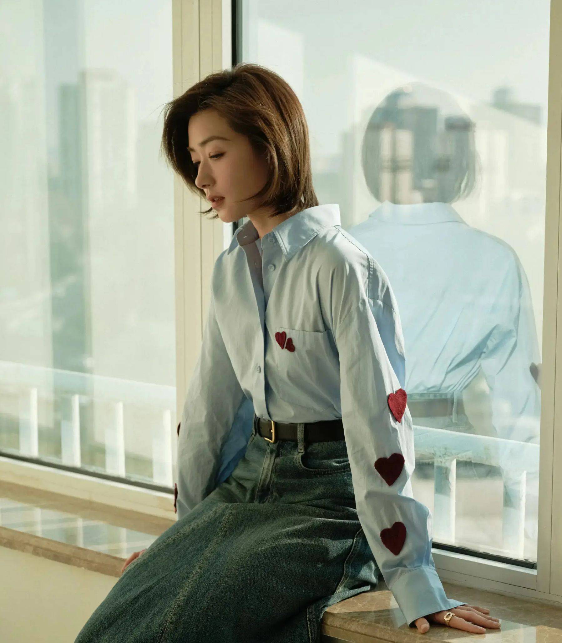 万茜穿衬衫搭配牛仔裙 窗边晒太阳氧气感十足_阳光_宁静_画面