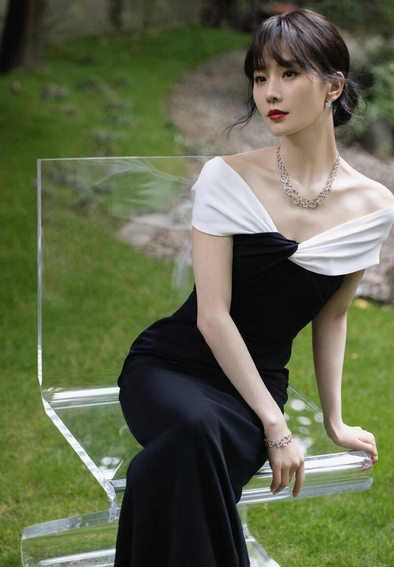 刘诗诗真是挺保守,穿高定礼服在领口加一层内衬,有点画蛇添足了_的