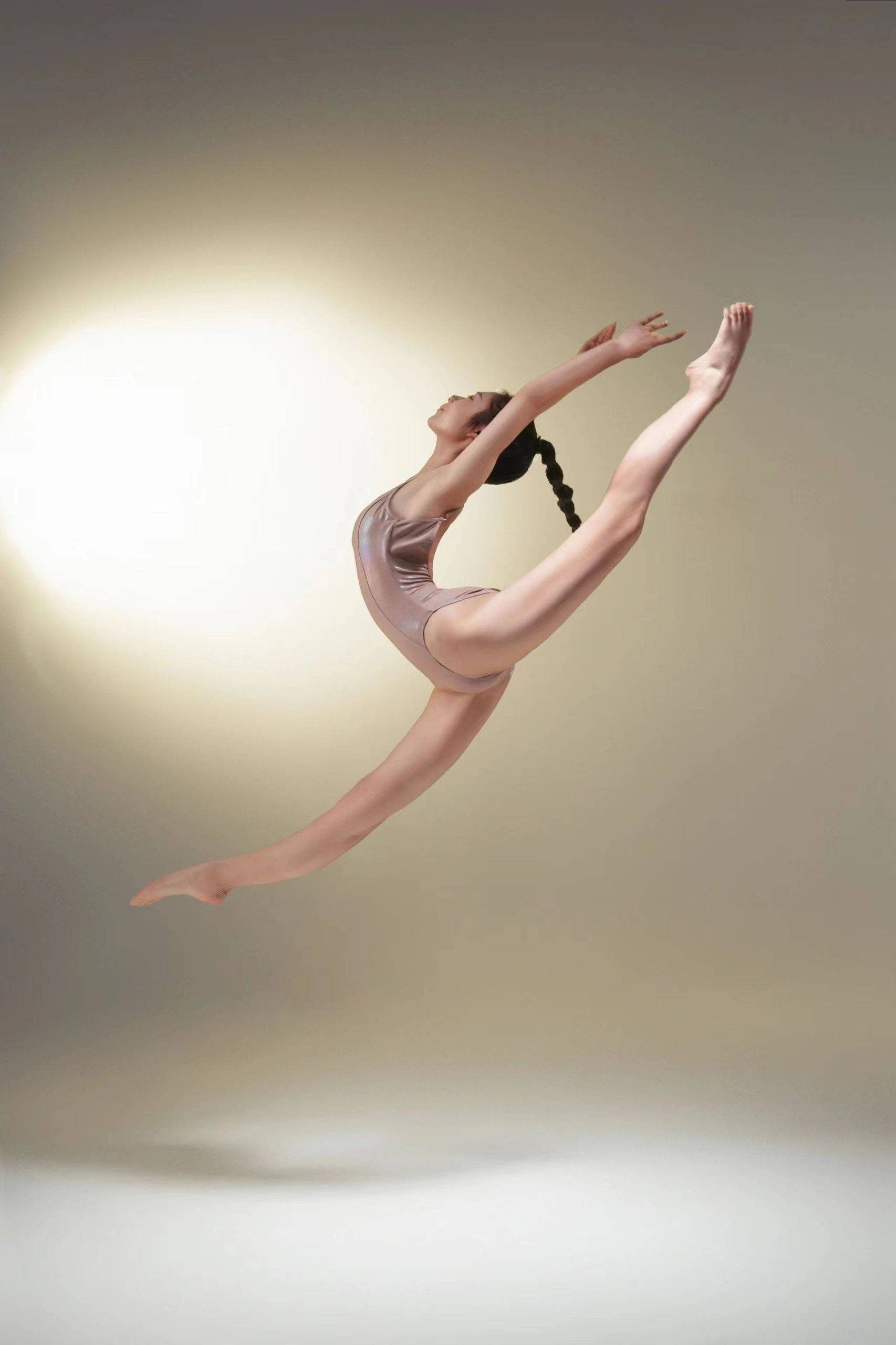 大一舞蹈生的肤色的白皙_服装_写真_艺术