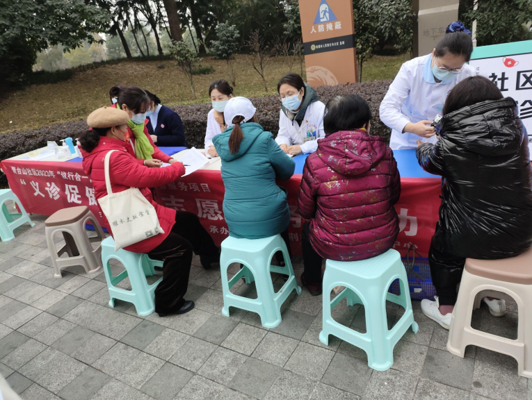 了切實可行的活動方案,並聯繫了成都市龍泉驛區中醫醫院的工作人員