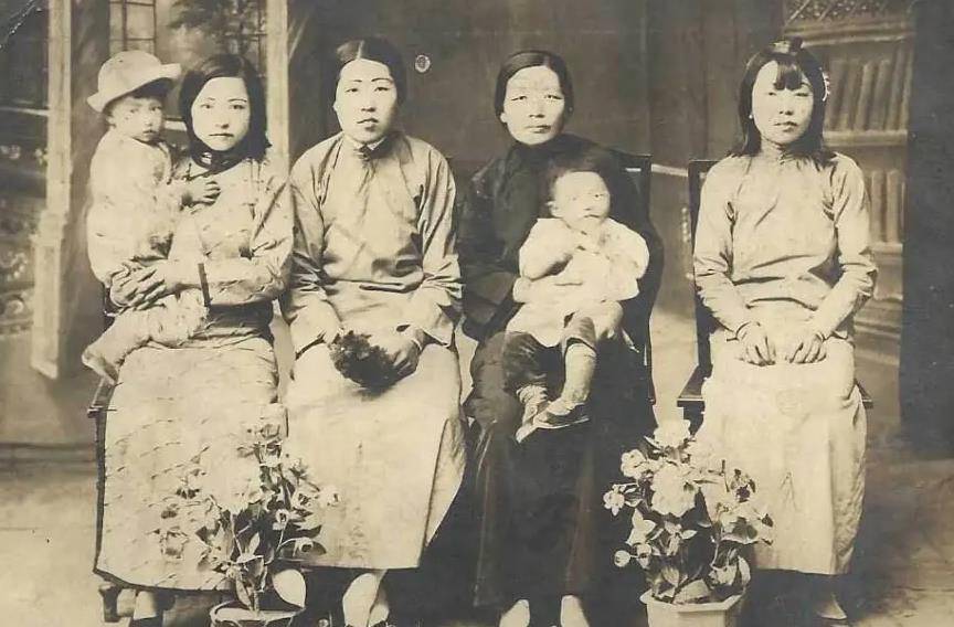 1961年,大地主刘文彩三姨太惨死街头,濒死前竟无留下一句遗言_凌君如