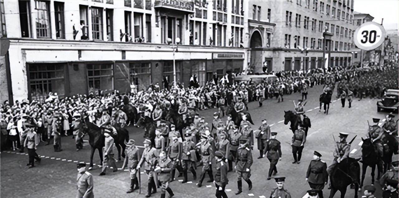 參考1944年:國際反法西斯戰爭的偉大轉折 霧都沉沉希特勒德國的