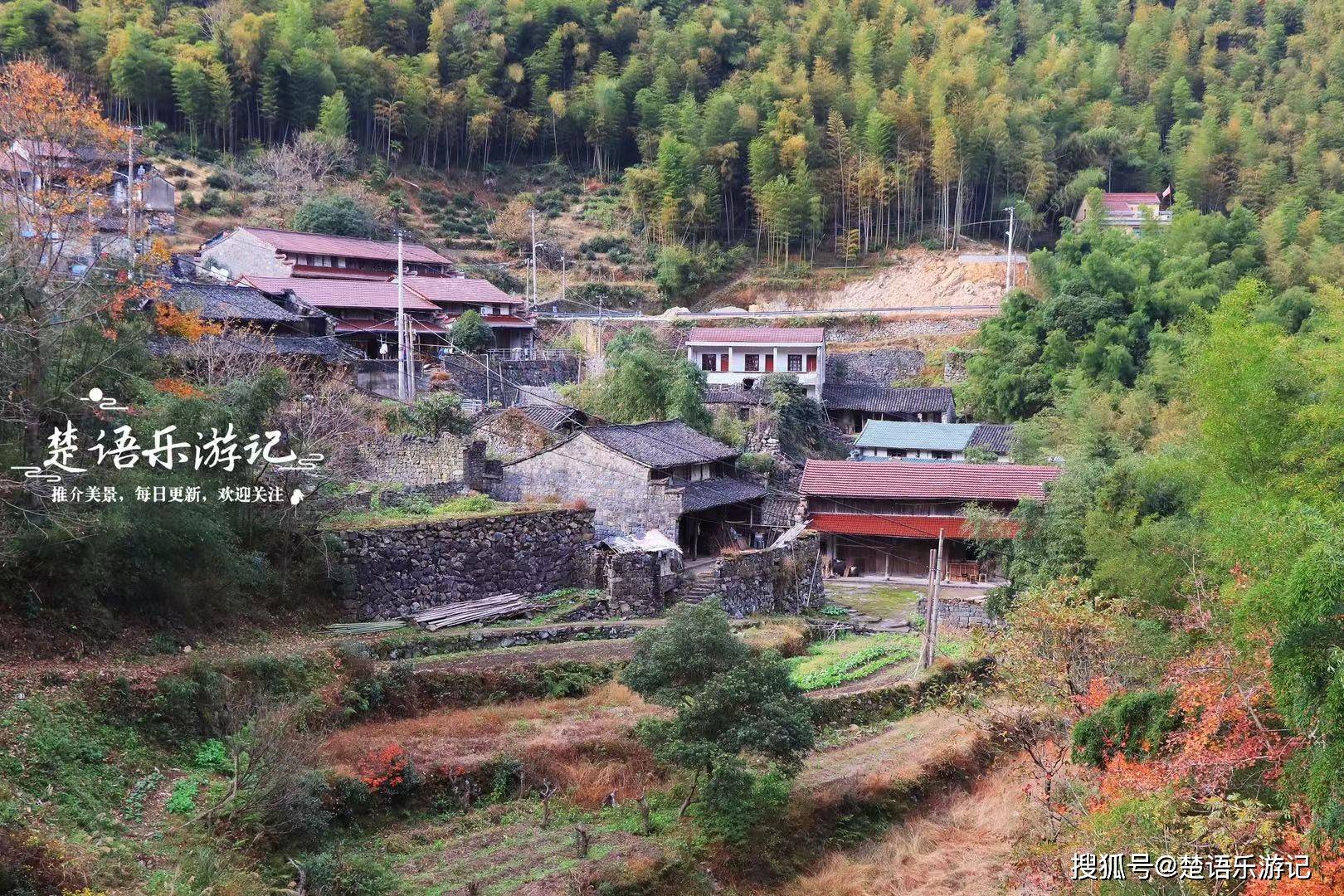 王石坑村形成于清朝康熙年间,距今有300多年的历史,村民主要姓褚