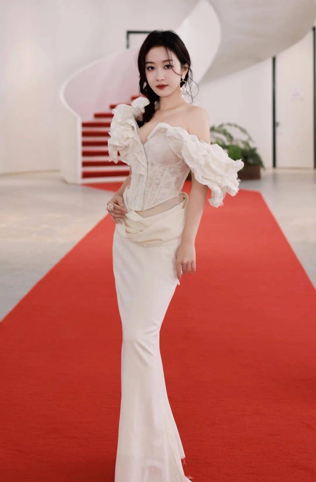 刘美含白色礼服,优美身姿显得更加婀娜多姿,美丽优雅_时尚_服装_风格