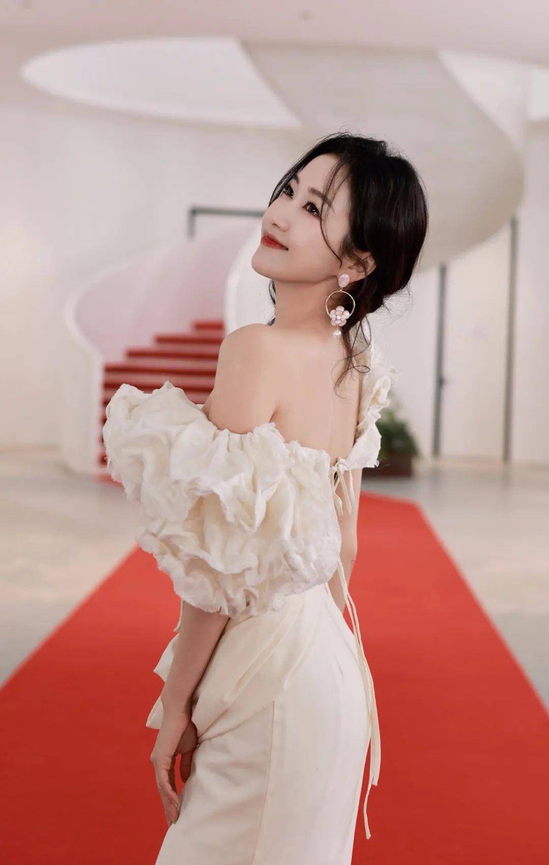 刘美含白色礼服,优美身姿显得更加婀娜多姿,美丽优雅_时尚_服装_风格