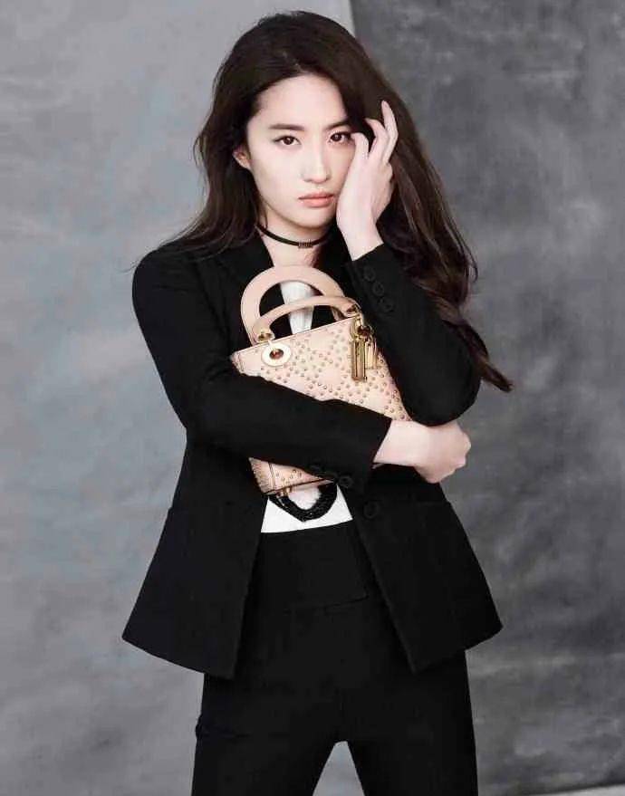 然而宋轶和刘亦菲远看穿着相配的衣服,却各有各的风格.