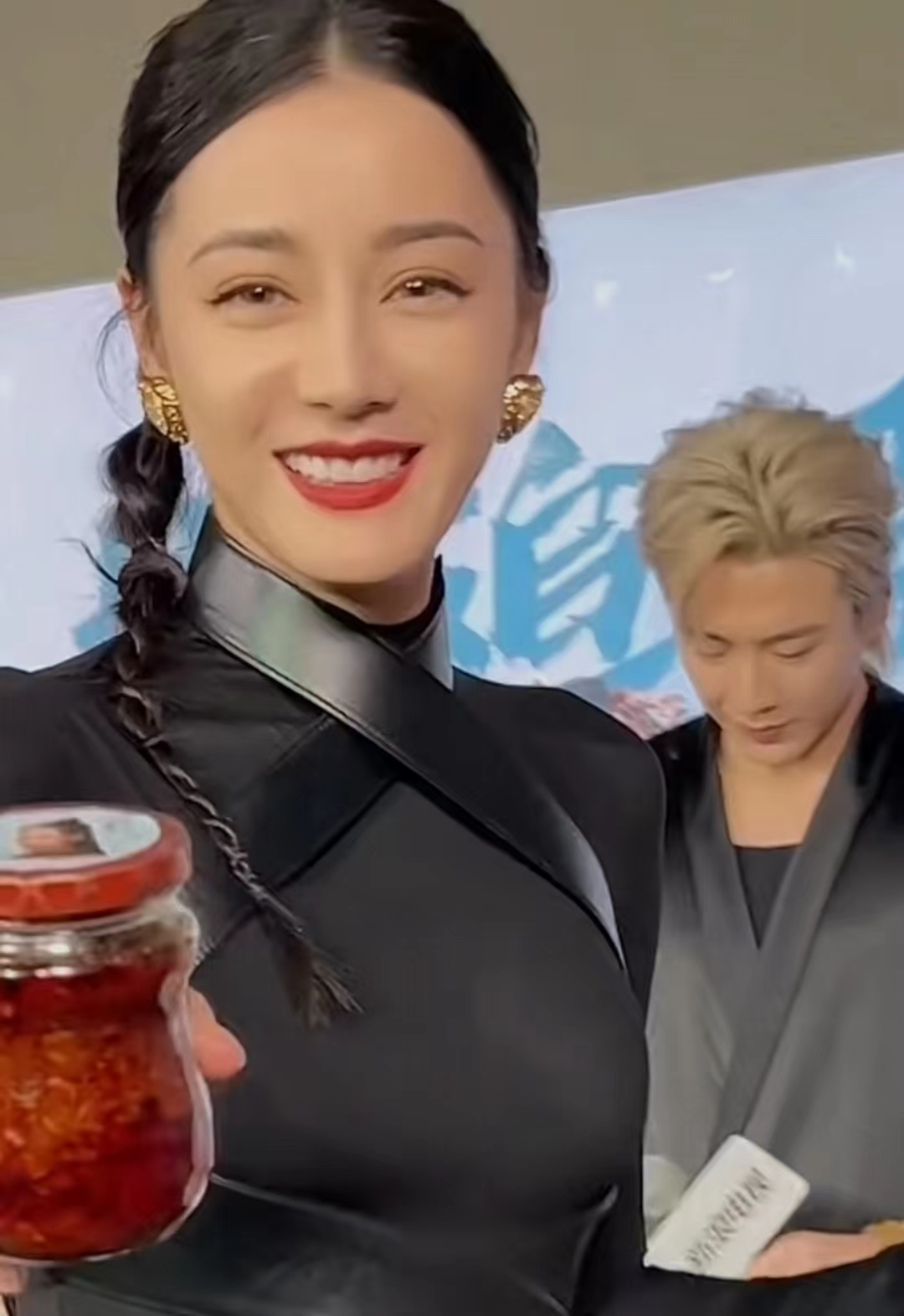 迪丽热巴出席线下活动,丰满臀部惹争议,被指"中国版卡戴珊"_质疑_女