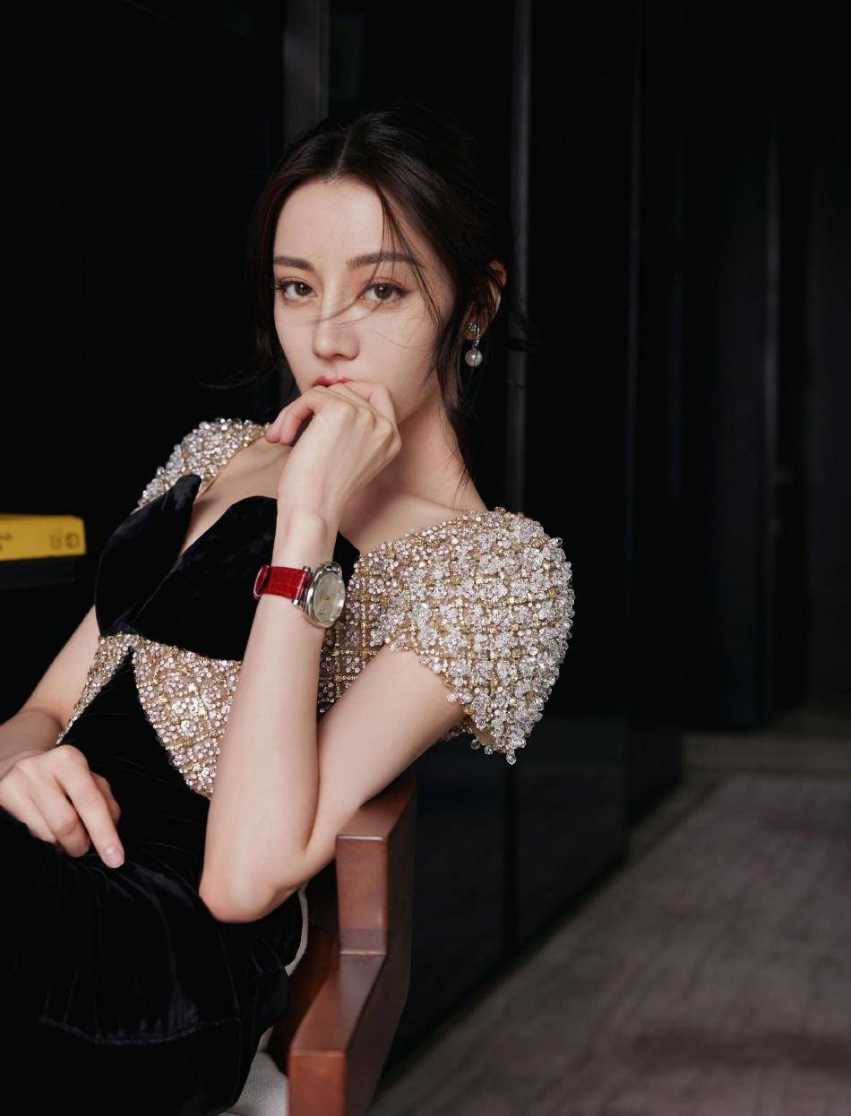 迪丽热巴黑丝绒礼服性感写真分享给大家,照片中迪丽热巴身穿身穿抹胸