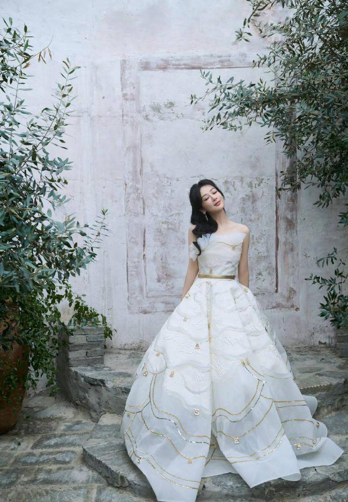 杨紫白色礼服亮相,优雅高贵如画卷般绽放_造型_整体_庭院