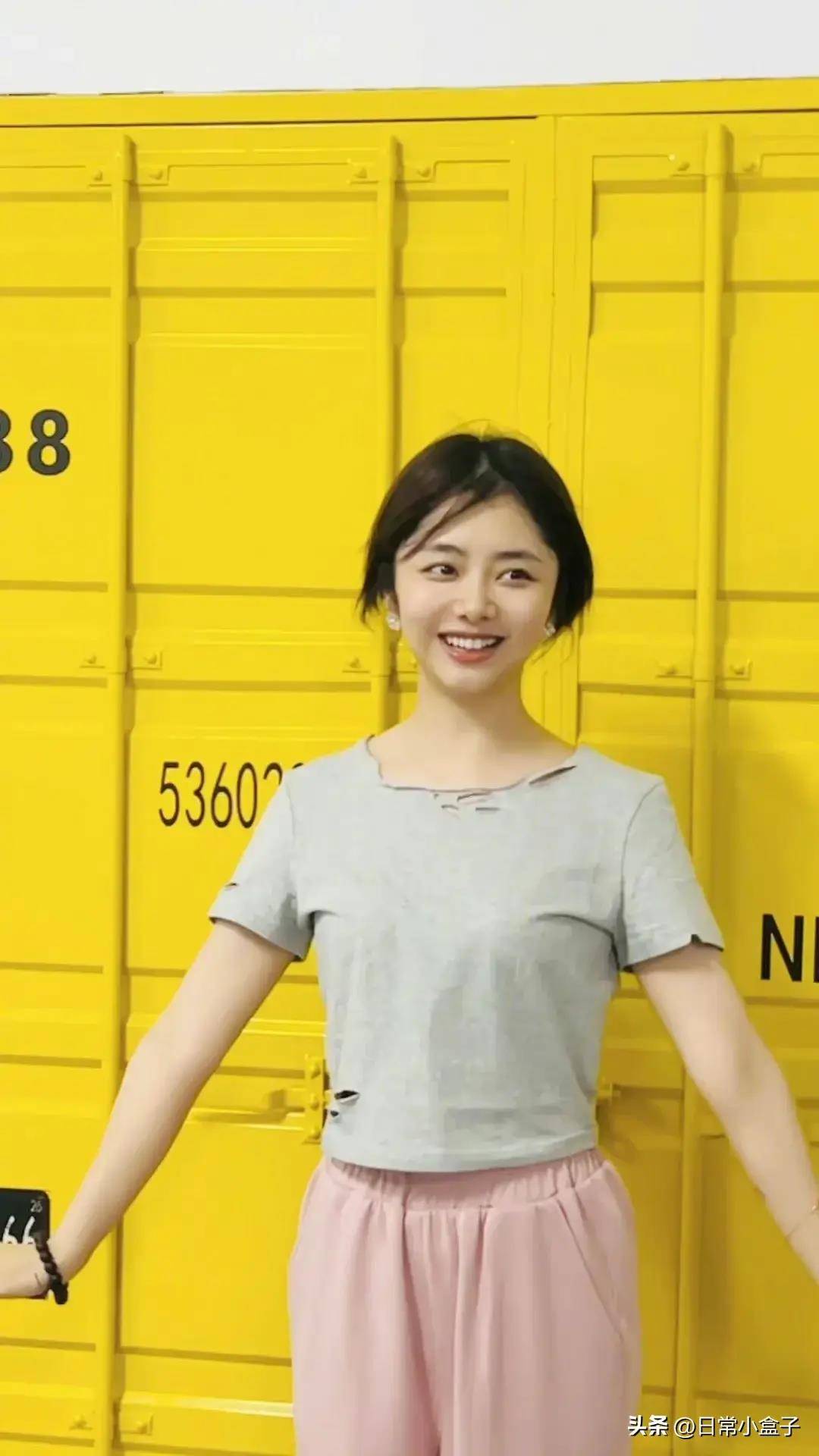 谭松韵是一位备受关注的青年演员,她的出演作品《旋风少女》使她在