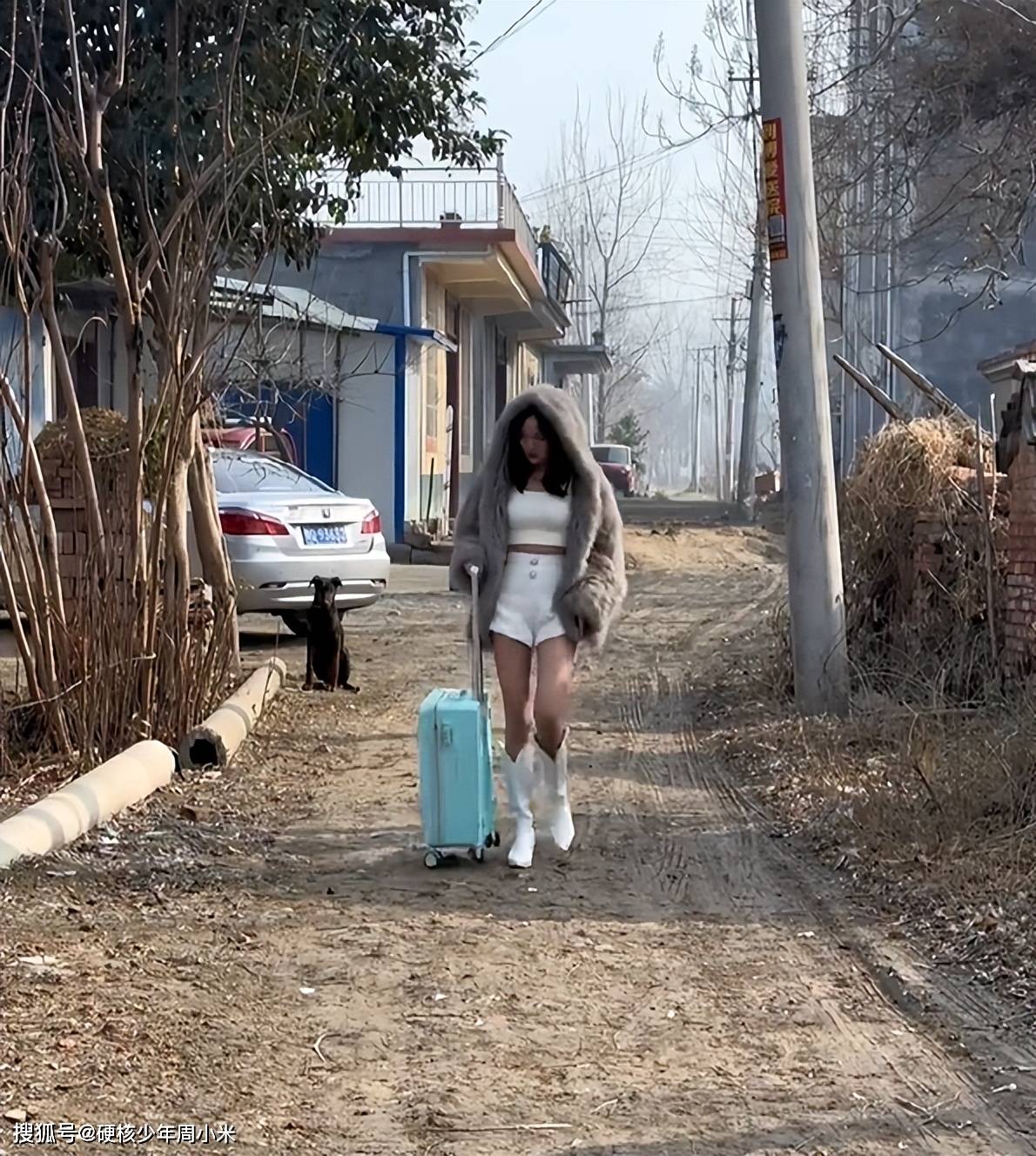 打扮时髦回村,遭村里人指指点点:这次要身败名裂了_女生_农村_老人