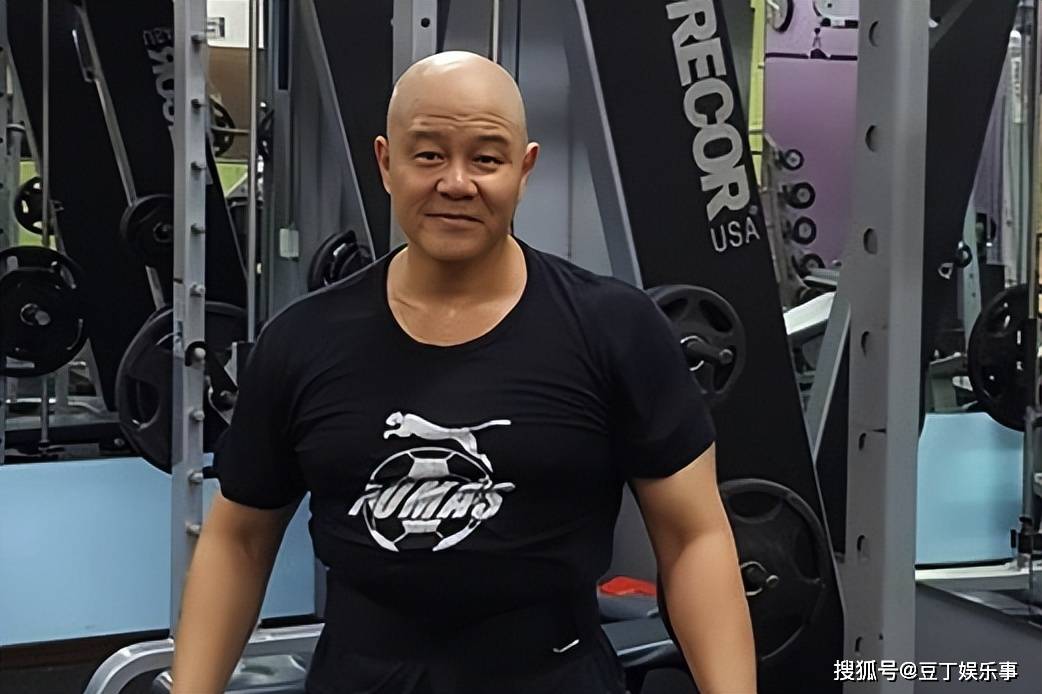 然而,陈治良脸上的一些细小的细纹仍然显示出岁月的痕迹,加上他的光头