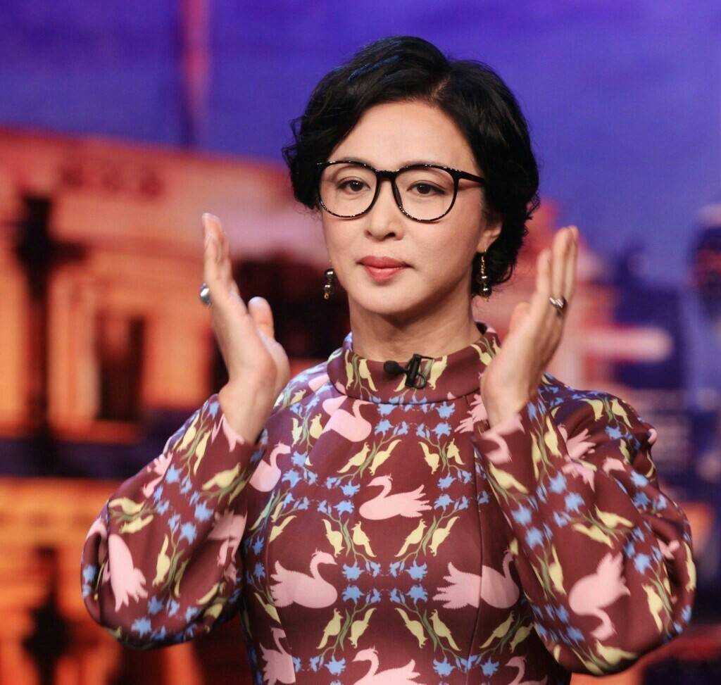 金星讽刺迪丽热巴捂胸,抨击章子怡演技,还炮轰孙红雷跪舔情史_明星