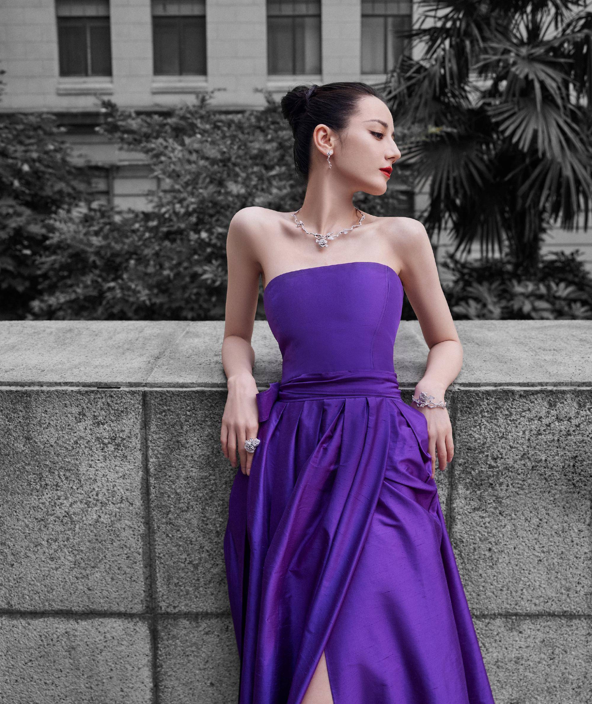 迪丽热巴蝴蝶骨好明显,高挽发髻,一袭紫色抹胸礼服裙贵气迷人_时尚