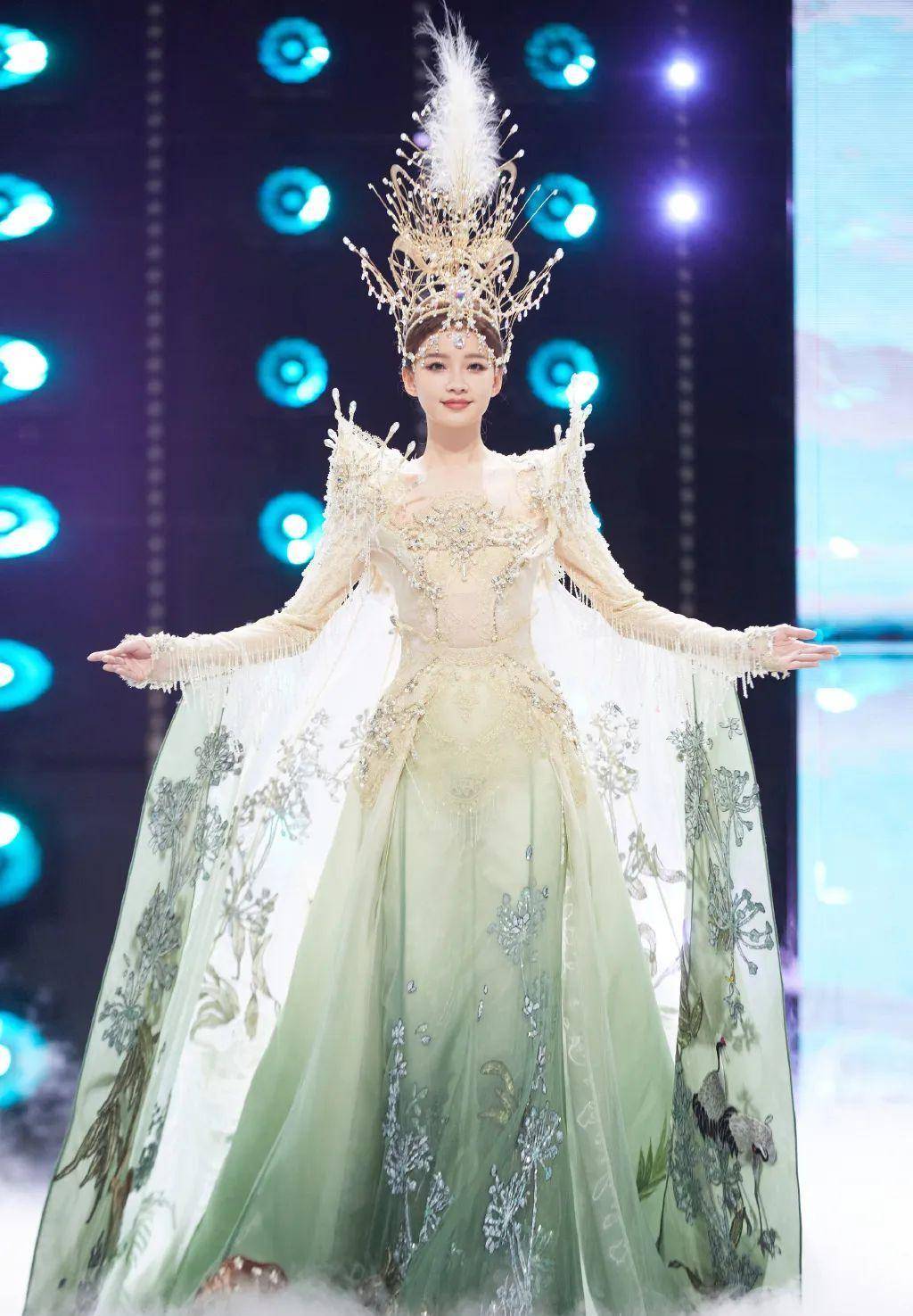 赵露思穿上廉价中国风礼服,俗成了18线网红_图案_设计_衣服