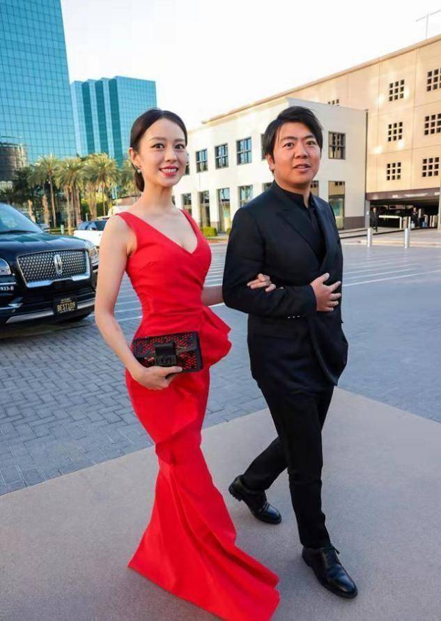 38岁吉娜穿一身红礼服美到国外,身材太惊艳_连衣裙_裙子_风格