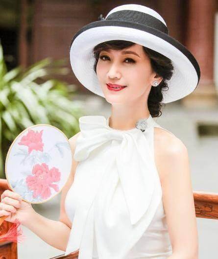 62岁赵雅芝素颜照曝光,满脸皱纹憔悴似大妈,不老女神形象崩塌_岁月