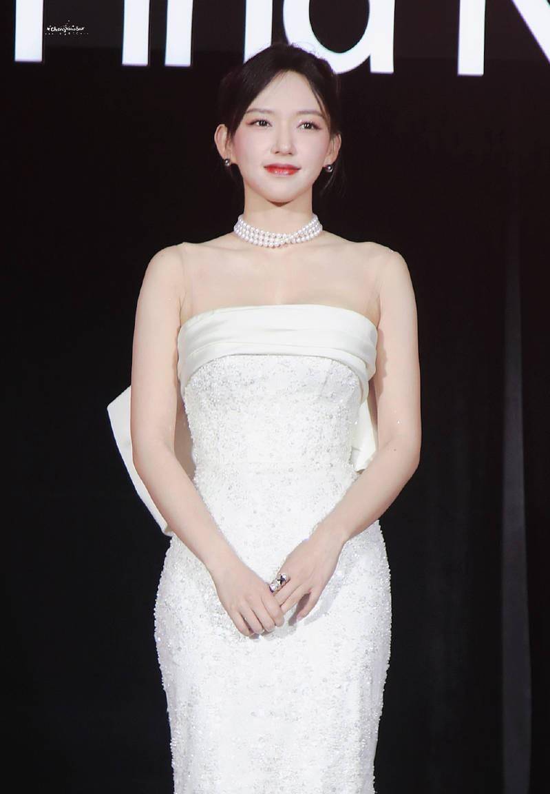 程潇身穿白色抹胸晚礼服 肤若凝脂温柔大气