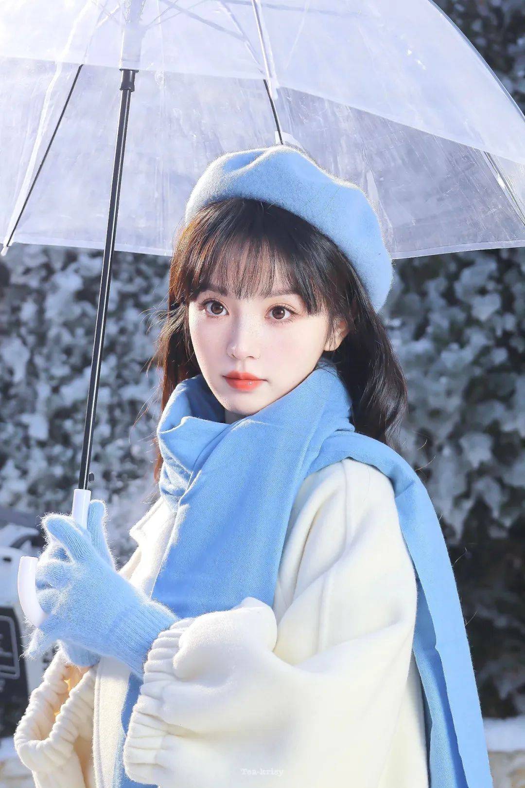 田曦薇新照曝光,撑伞漫步雪中,冬日女友氛围感爆棚!_笑容_照片_形象