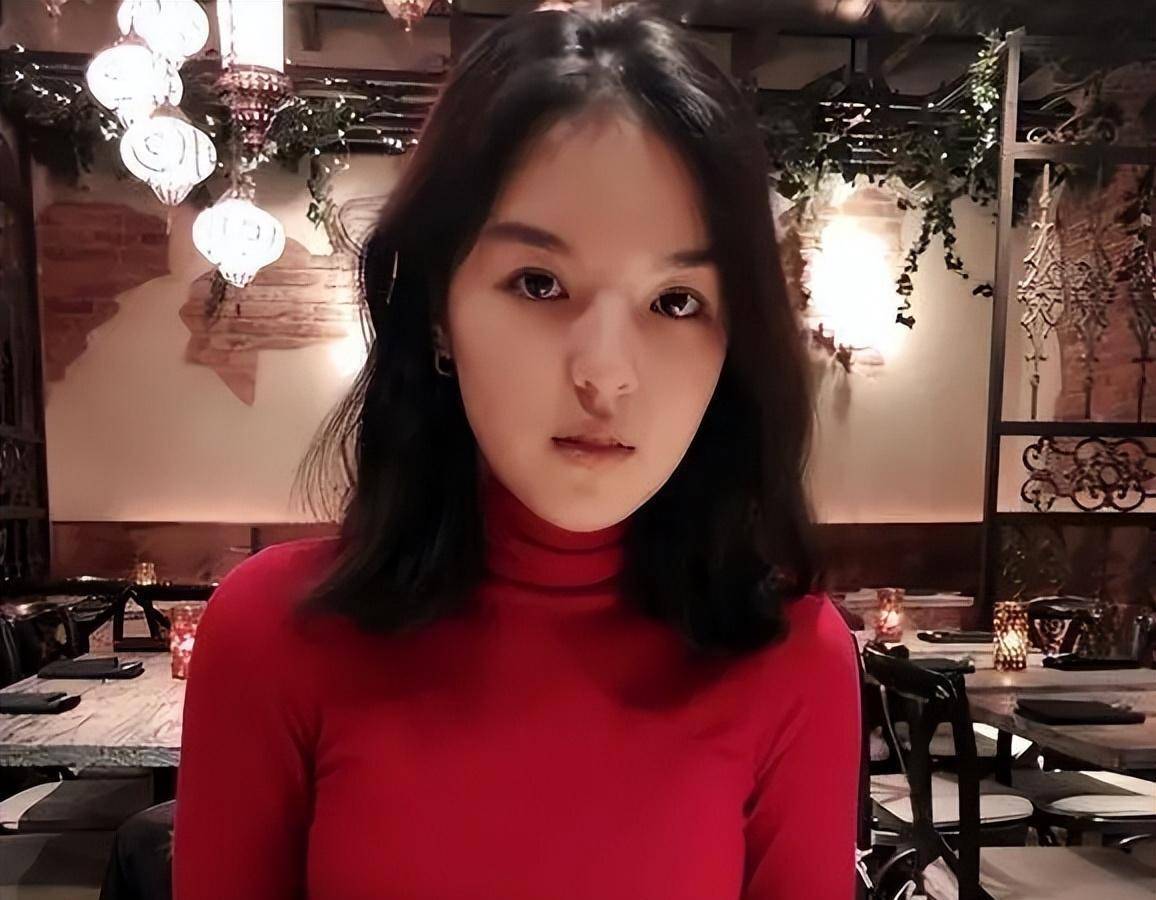 李咏女儿穿红色内衣自拍,大方秀"蚂蚁腰",网友:这身材太好了_法图麦