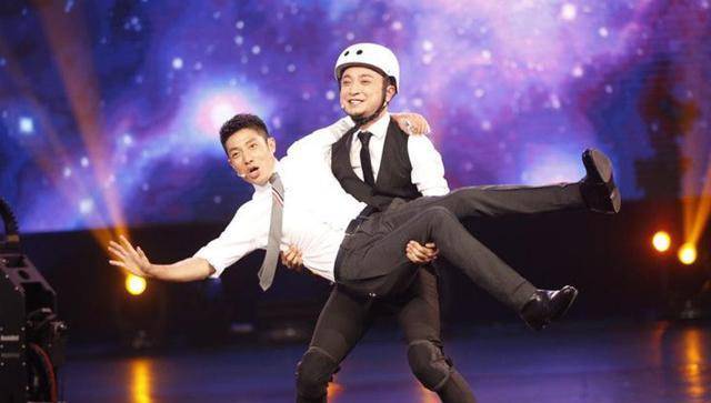 撒贝宁尼格买提滑雪被偶遇,两人穿着朴素,撒贝宁满头白发很显老_小尼