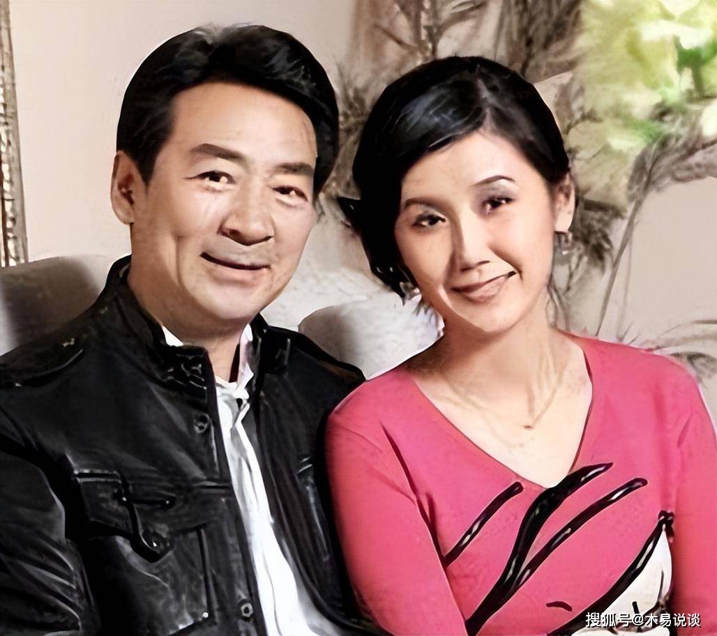 69岁寇振海现状:白发老态,儿子上高中,妻子风韵犹存_李婷_事业_因为