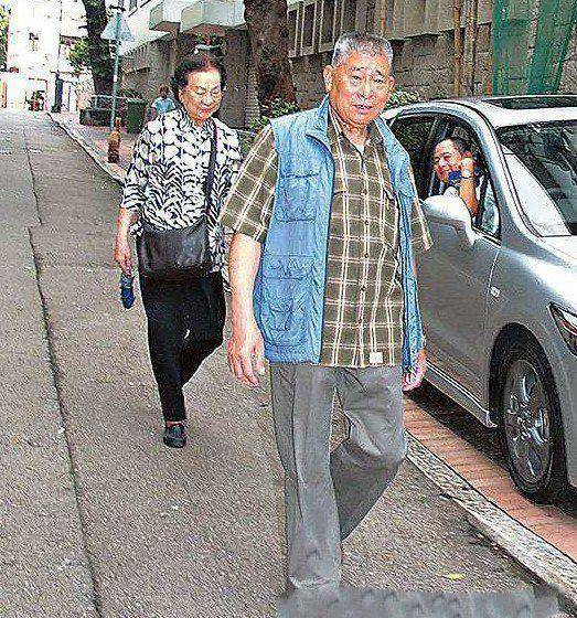 刘德华的大姐,因"嗜赌成性"沦落住贫民窟,刘德华对她不闻不问_一家人