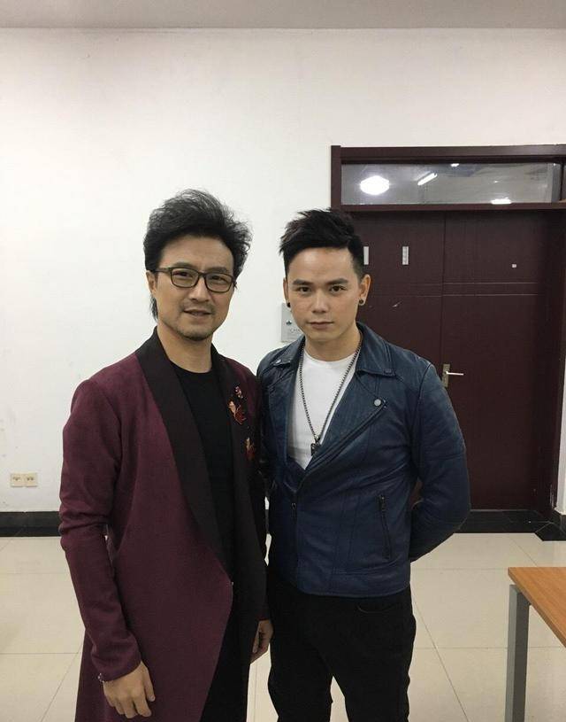 张恒远葬礼结束:遗体不火化直接土葬,家人悲痛欲绝跪地大哭_毕夏_孩子