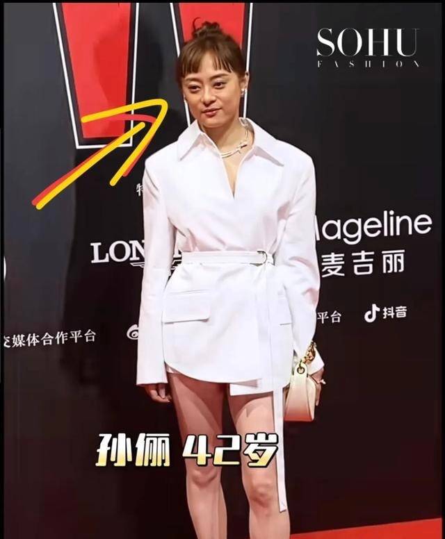 42岁孙俪最新红毯造型翻车!面部浮肿膀大腰圆,状态断崖式下跌!