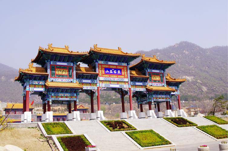 这里的山峰错落有致,峰峦叠翠,景色优美.