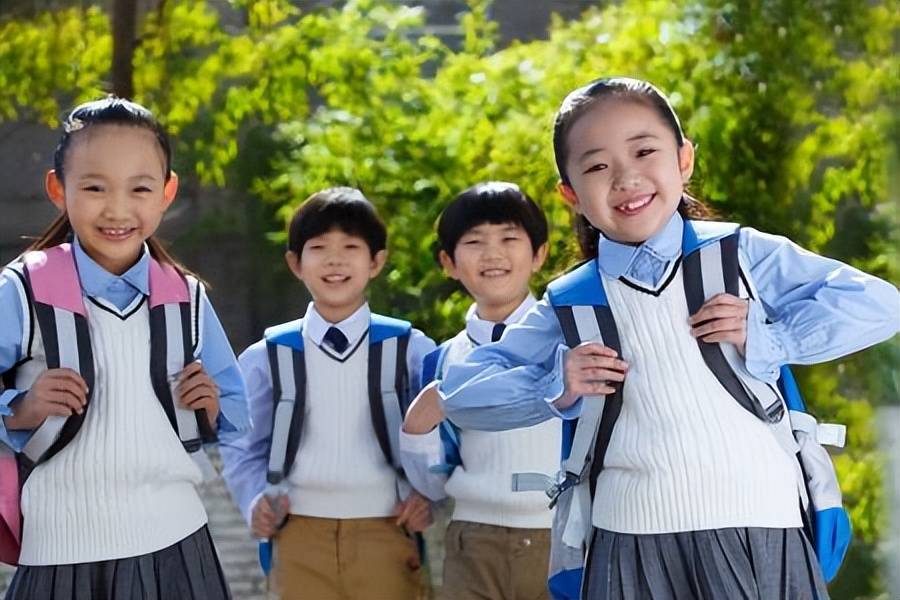 家长反映一年级学生书包重20多斤,如何给书包减重,班主任建议!