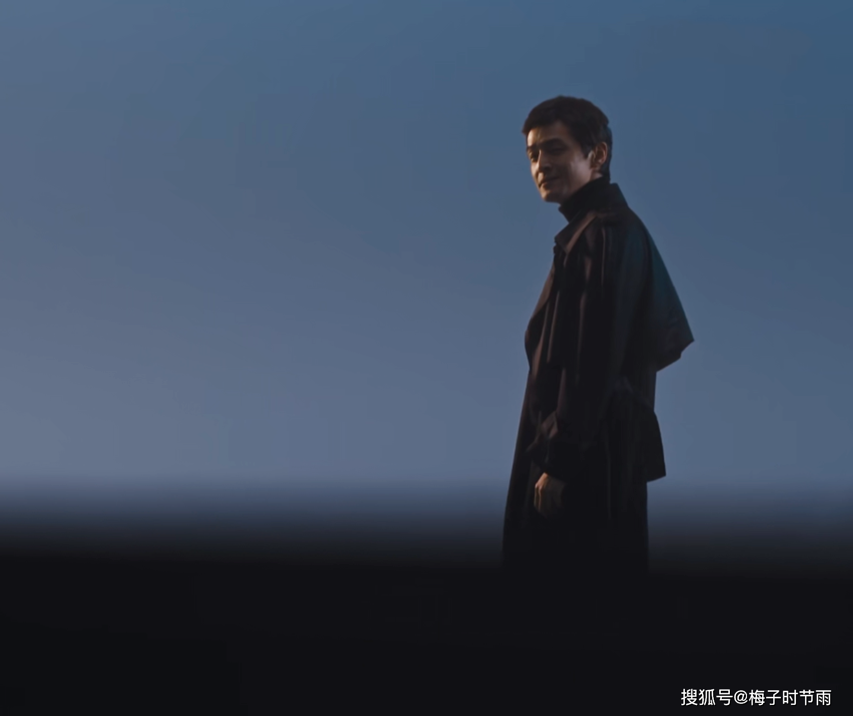 最后宝总和李李交谈之后,李李回忆到了a先生,之前的a先生只有一个背影