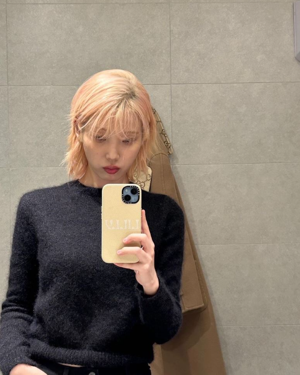 李知恩展现俏皮一面,黑毛帽 粉金发色搭配完美,网友:太可爱啦!