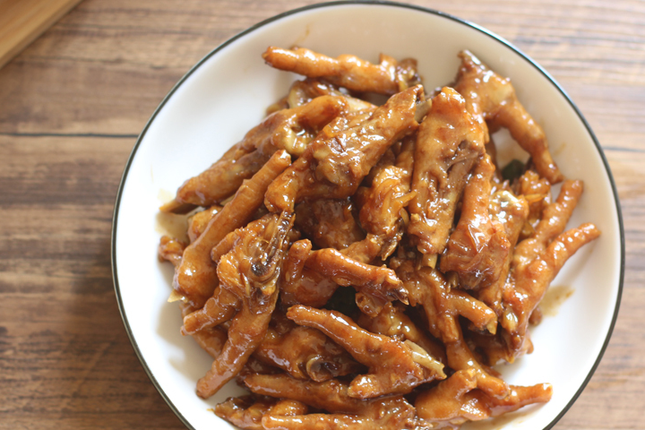 红烧凤爪这样做,鸡爪软糯又入味,不粘牙,一咬就脱骨_虎皮_处理_水分