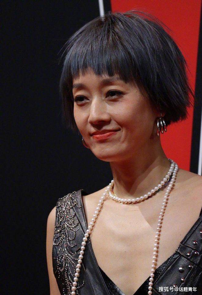 孙俪生图翻车后,43岁董洁新写真撞脸"老年版赫本"!_网友_状态_女明星