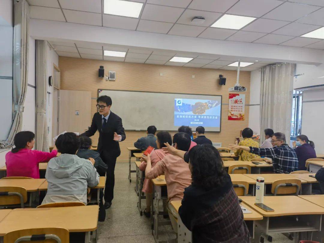 這是建行南京秦淮支行與秦淮老年大學共同開辦