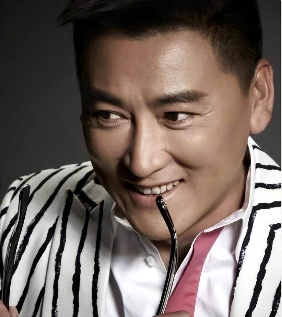 演员刘小锋:娶小16岁演员为妻,婚后育有两子,一家四口其乐融融_朱墨