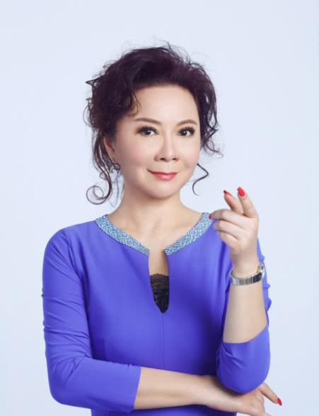 62岁蔡明时尚穿搭展现丰富魅力,岁月不减的风采令人惊叹!