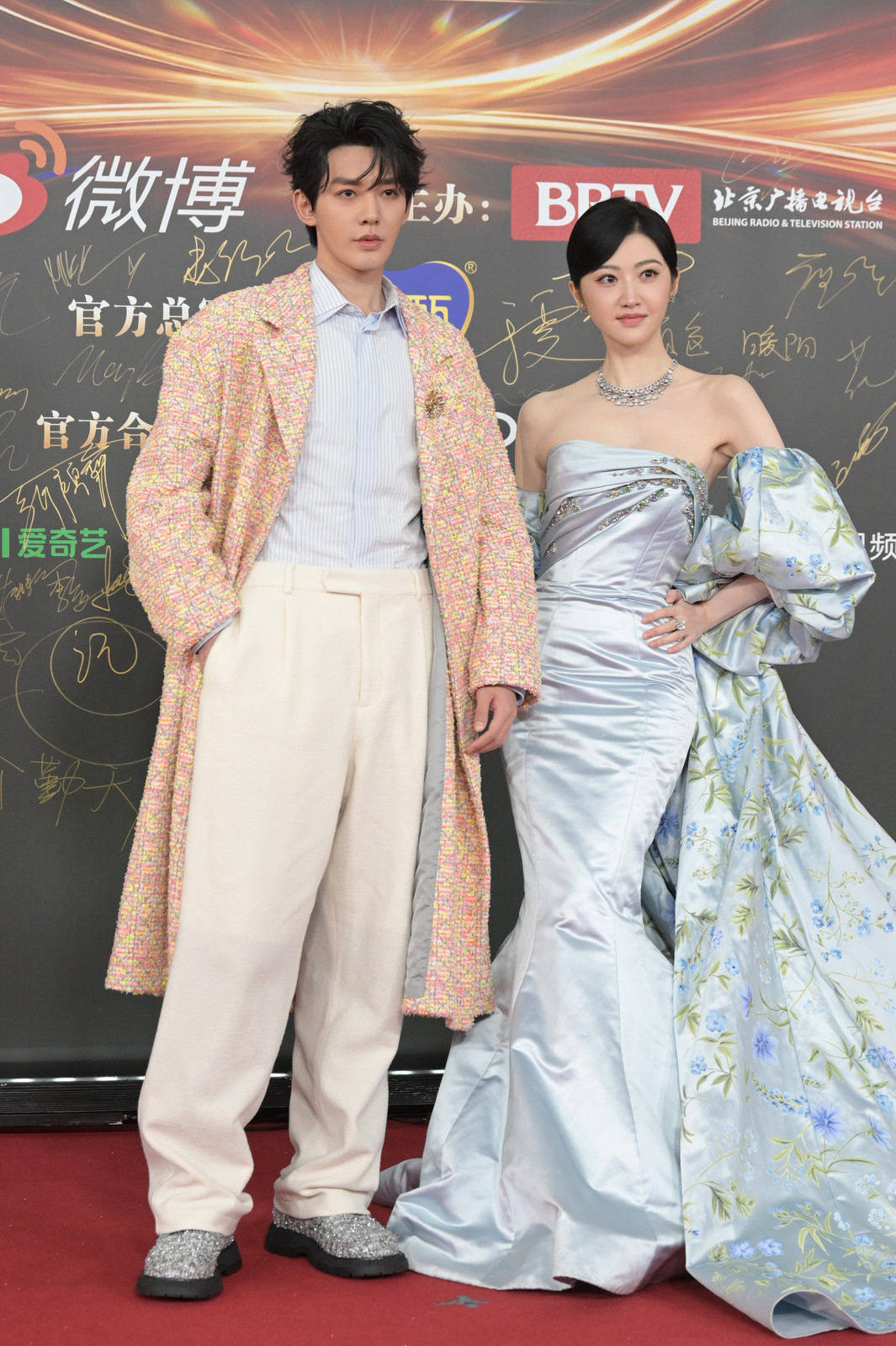 微博之夜红毯:杨幂穿露背旗袍,古力娜扎像礼仪,还是cp最养眼_裙子