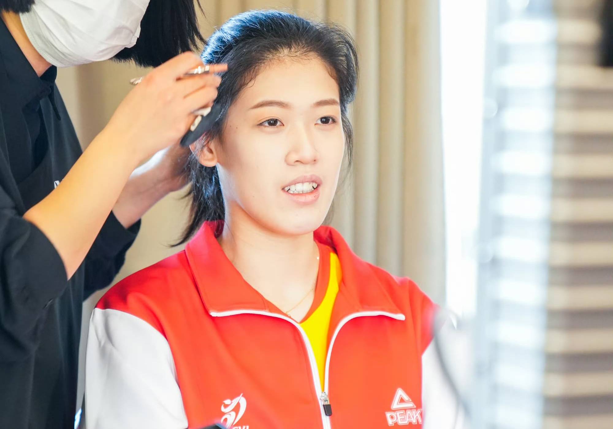 李盈莹袁心玥等出席全明星赛开幕式,女排球员穿礼服亮相_黄队_吴梦洁