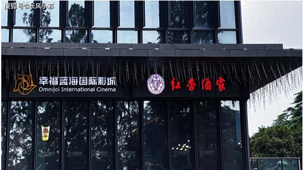 走进南京红杏酒家清凉门店的电梯,首先映入眼帘的就是这个引人注目的