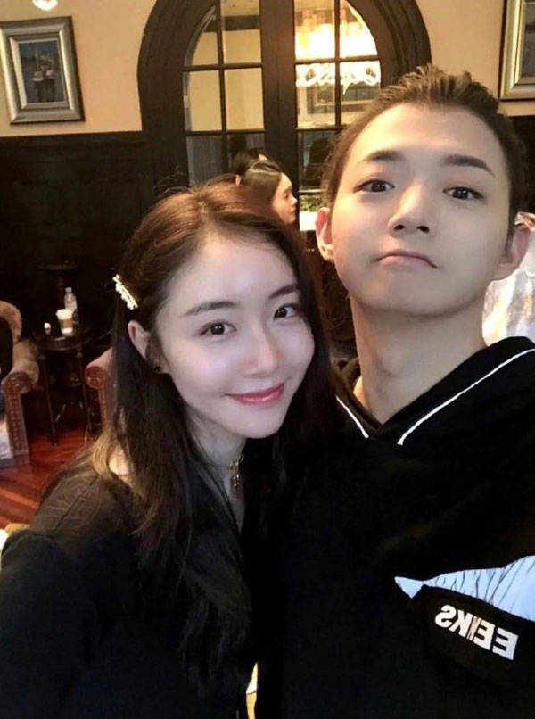 霍尊晚上去酒吧驻唱没有固定收入,陈露便拿出积蓄资助霍尊;甚至为了