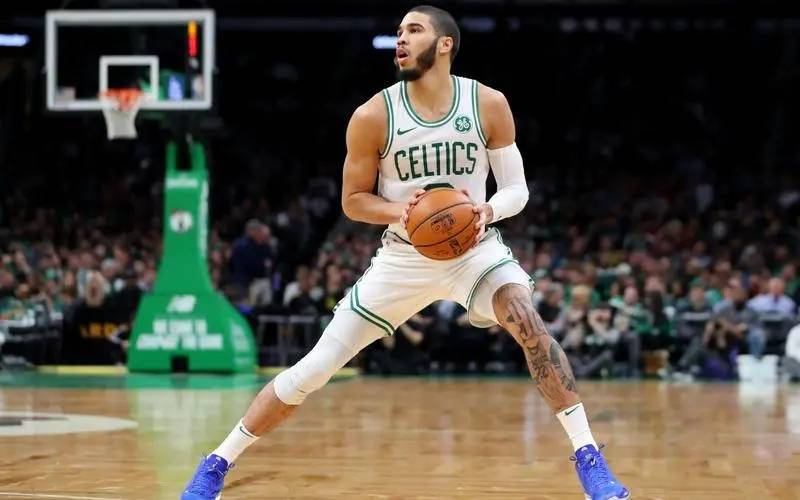 拥有标准小前锋身高的杰森-塔图姆是一名武器库丰富,身体强壮,几乎没