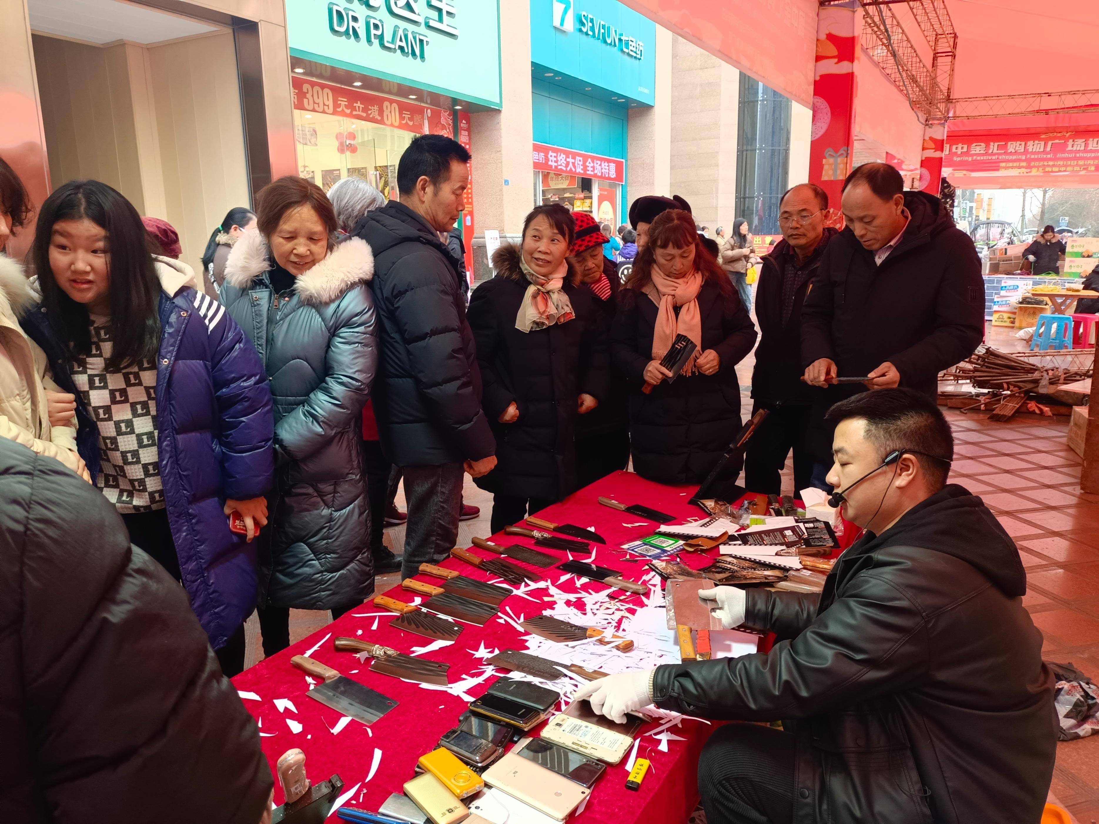 1月11日,阆中市委常委,副市长范昶组织上述部门到"金汇购物中心"现场