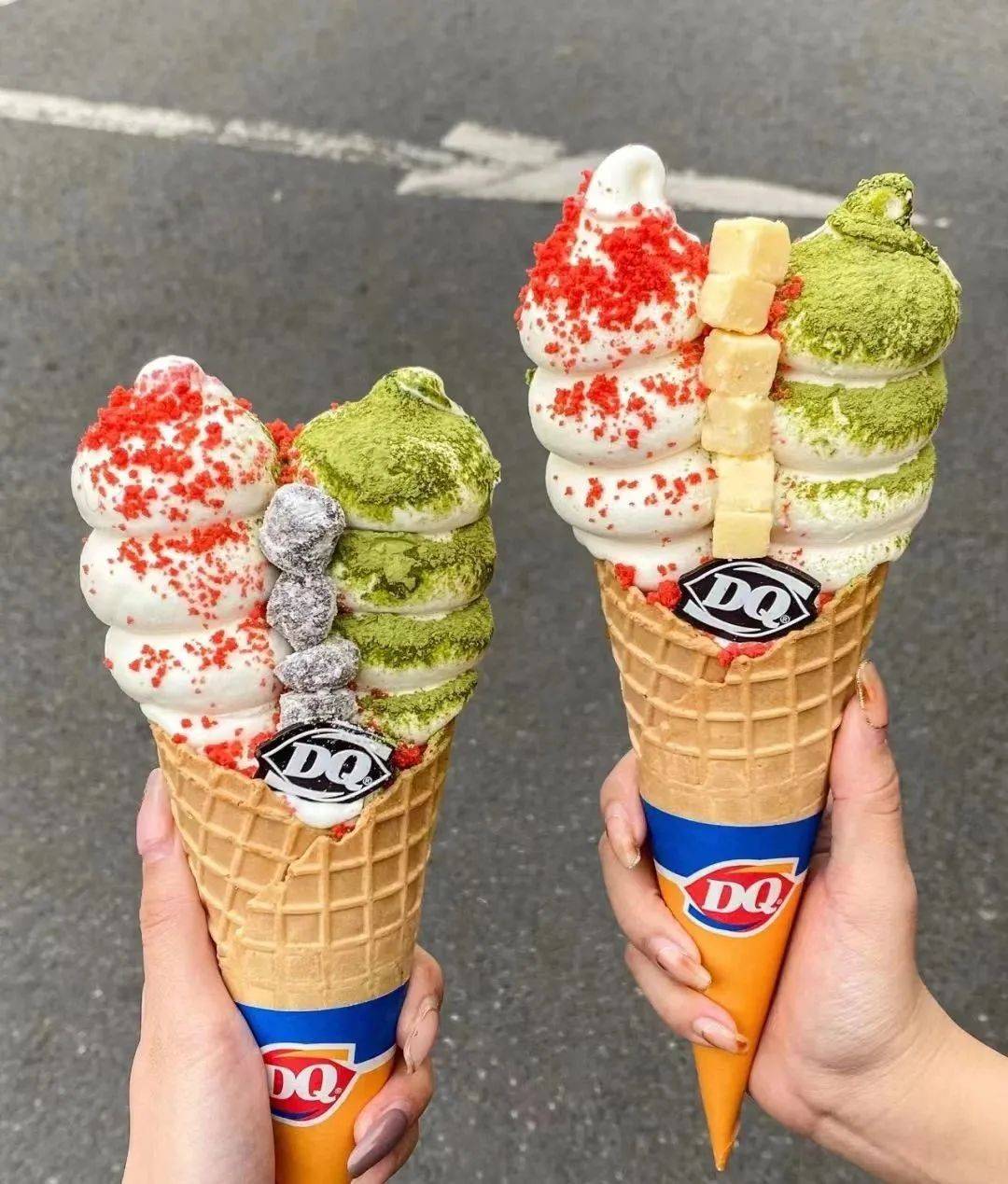 品牌常常研发设计各种各样漂亮的冰淇淋造型,再搭配再搭配上水果,坚果