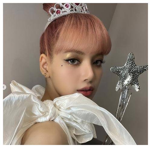 学历和获奖经历:霍思燕在高中毕业后并没有继续深造,而是决心进入演艺