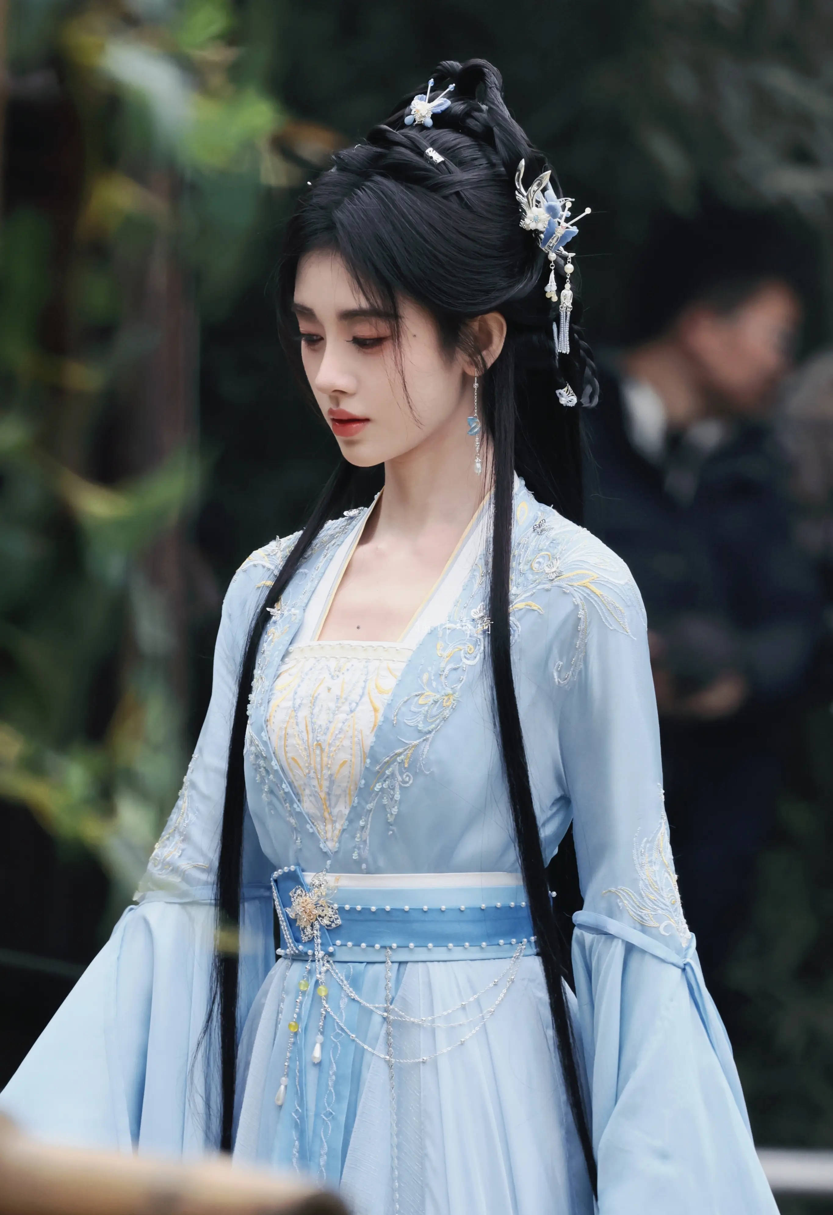 鞠婧祎新剧《千香引》曝路透 一袭蓝衣清新淡雅-搜狐大视野-搜狐新闻