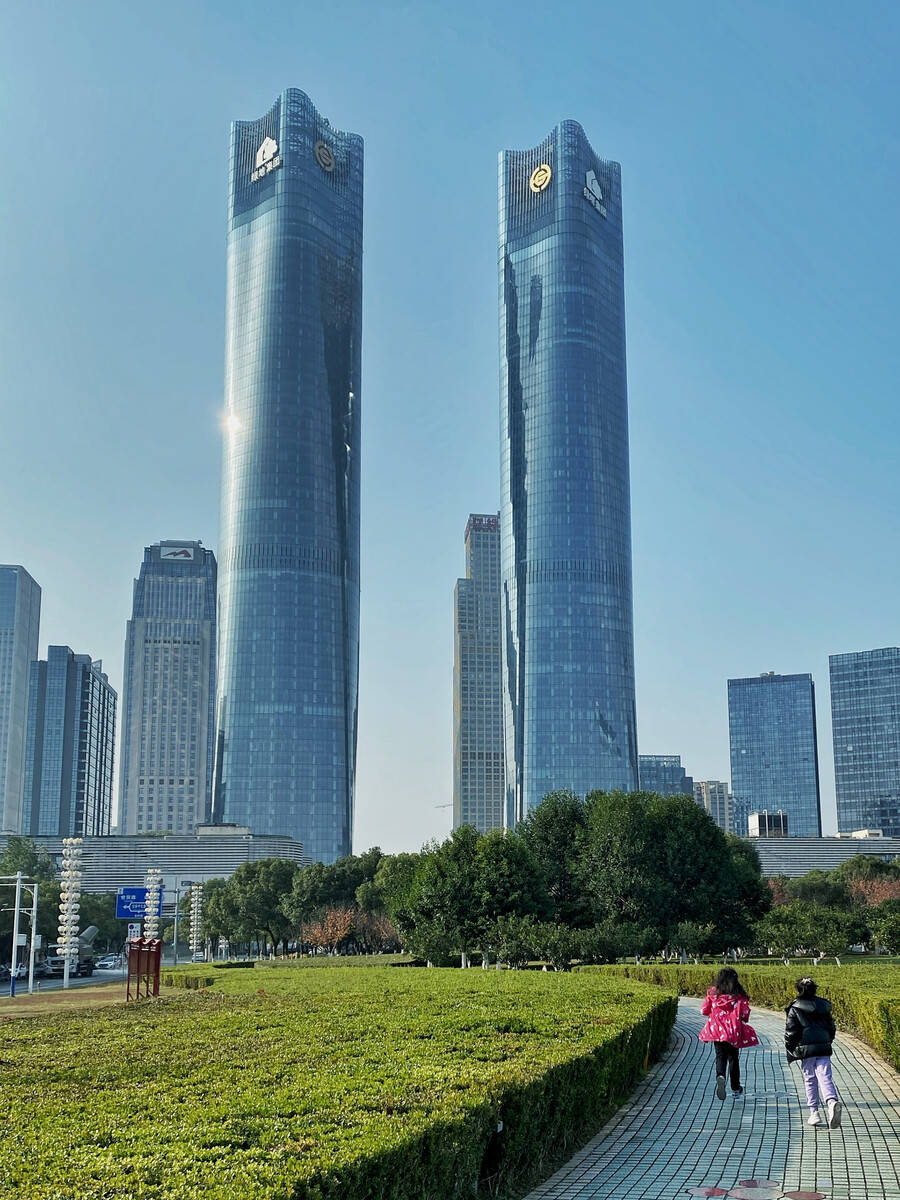 江西代表性的"双子塔"高楼,高达303米,是江西省的第一高楼_南昌_游客