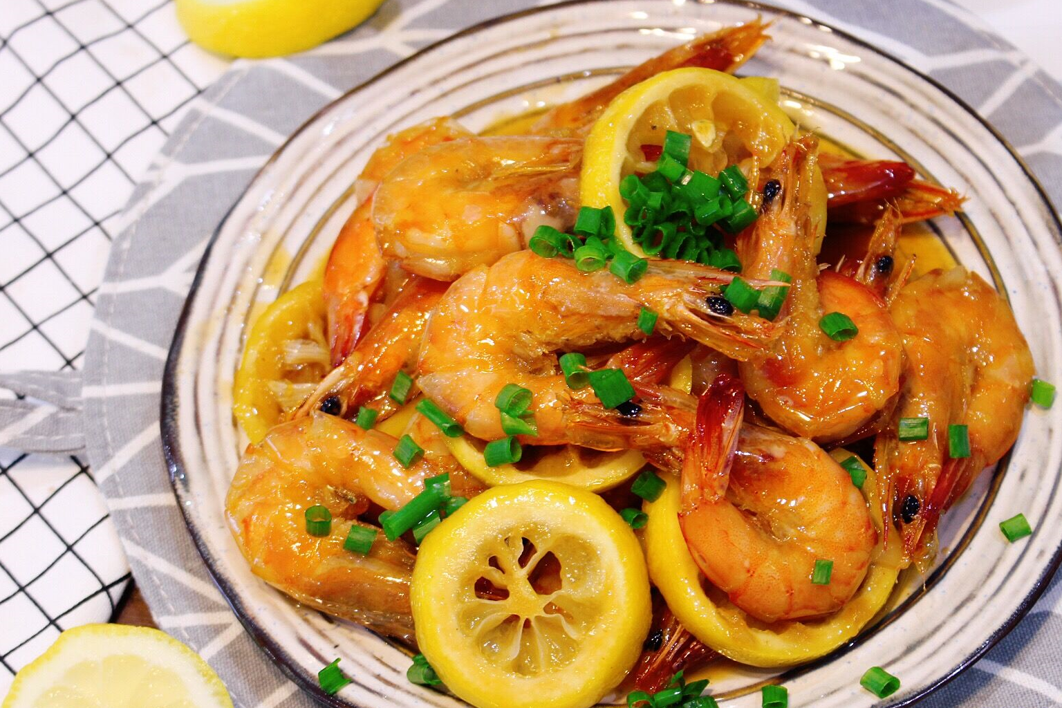 酸酸甜甜,清新诱人的柠檬虾,简单烹饪出惊喜味道